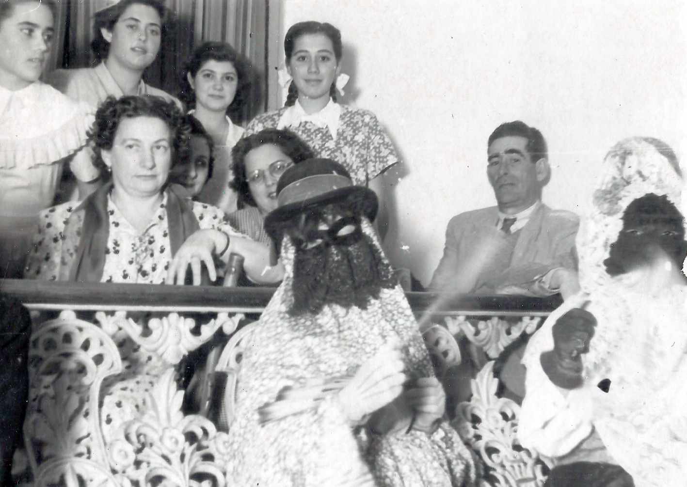 Mascaritas de la familia Yanes Acosta en el Teatro Circo de Marte, s. f. | Biblioteca Municipal de Teatro Antonio Abdo, Fondo Pilar Acosta Rodríguez